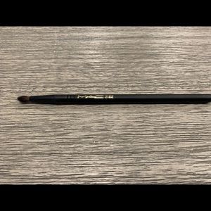 MAC Cosmetics 218SE Small Eyeshadow Brush